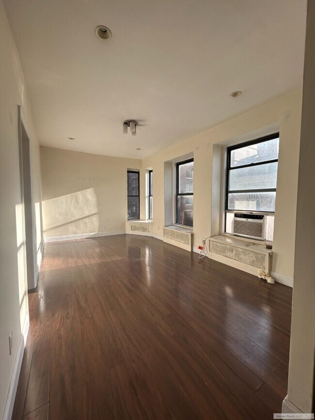 Building Photo - Super Sunny 1 BD, Panoramic Windows, Gut R...