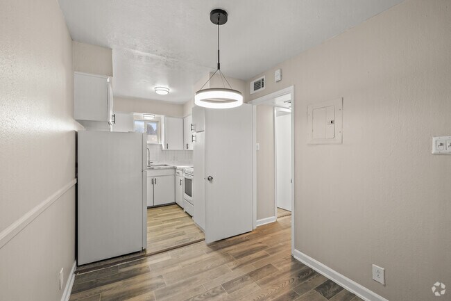1BR, 1BA - 480SF - Dining Room