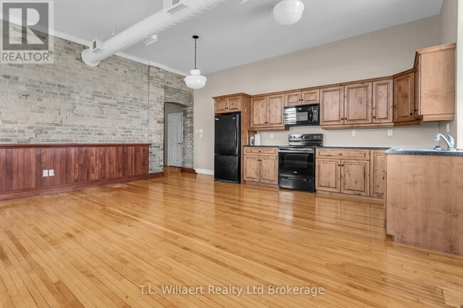 Photo - 17 Brock St W Unit 310