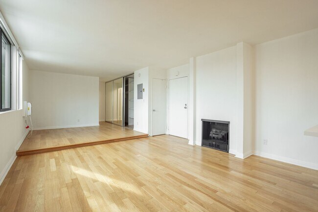 Photo - West Knoll Plaza Apartments