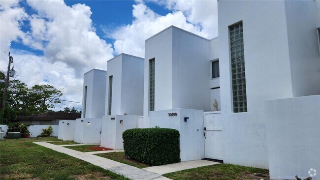 Building Photo - 5060 Elmhurst Rd Rental