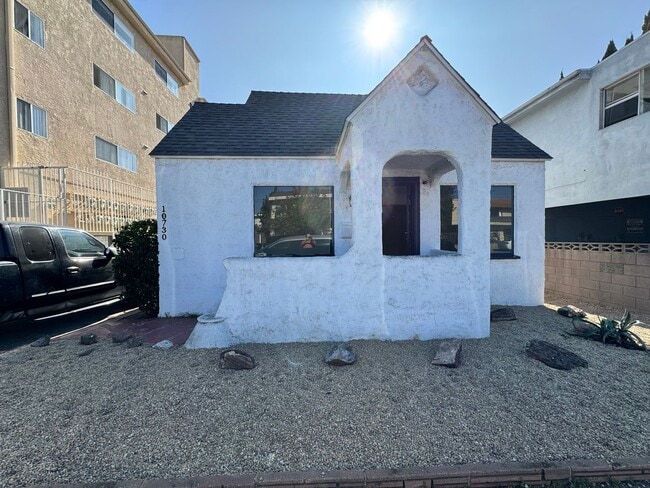 Building Photo - Two Bedroom Front House near Westside Village