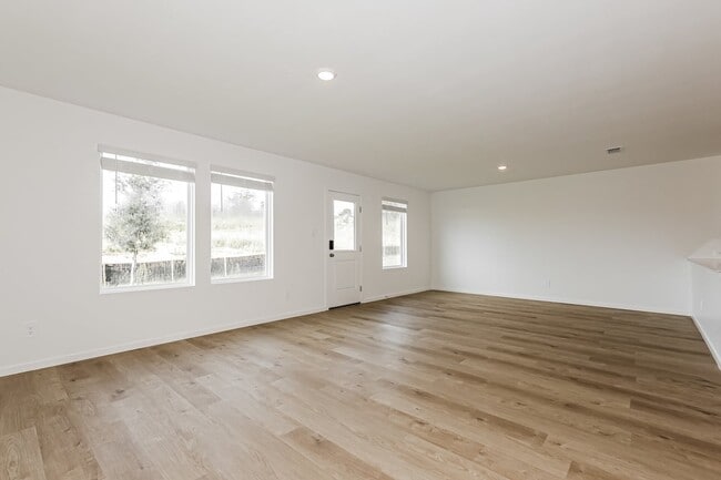Photo - 543 Artemis St
