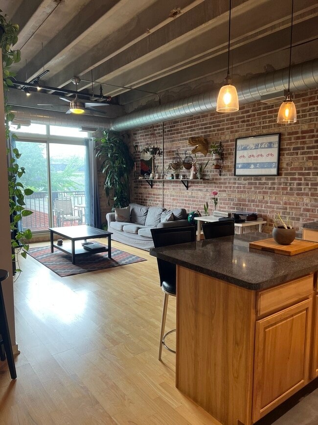 Photo - 1740 N Maplewood Ave Unit 321