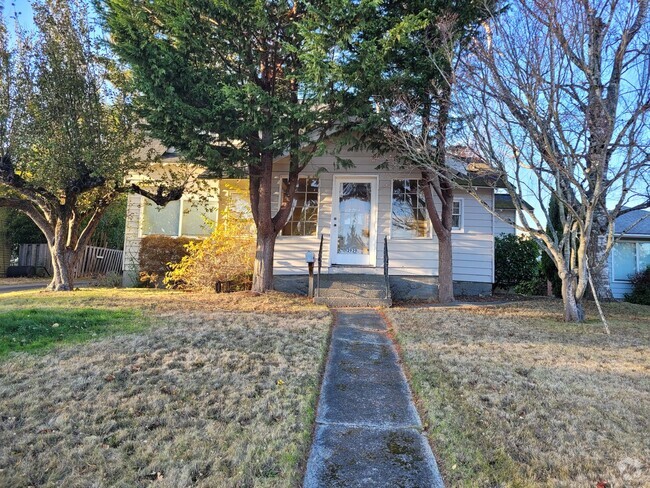 Building Photo - 5 Bedroom Home with Classic Charm