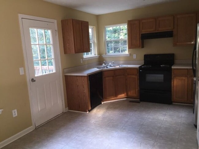 Photo - Spacious 3 Bedroom 3 Bath Home Located In ...