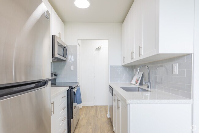 1BR, 1BA - Kitchen - 718 Lawrence