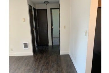 2bd 1ba los pasillos de las habitaciones y un baño completo con pisos de tablones de vinilo - Eagle Rock Apartments