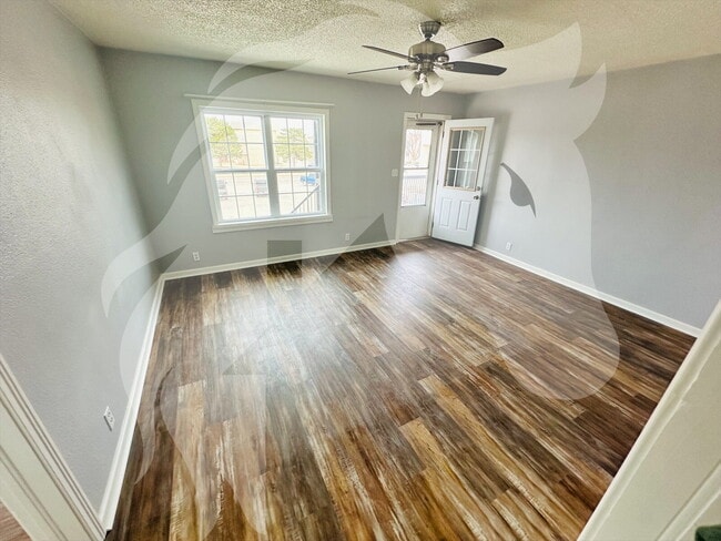 Photo - 1623 Main St