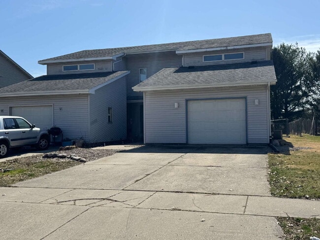 Building Photo - Modern Comfort: 3 Bed, 2 Bath Home with Fireplace and Fenced Backyard