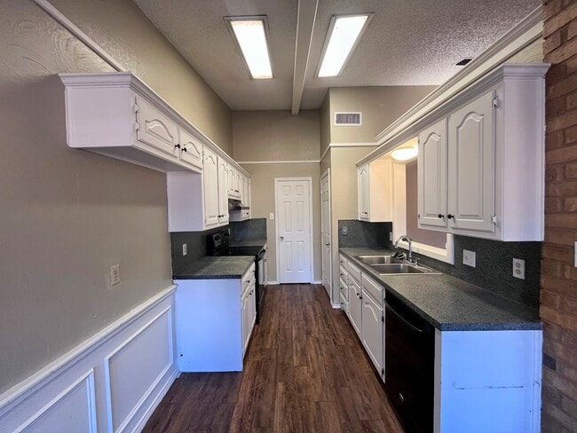 Photo - 5718 88th St