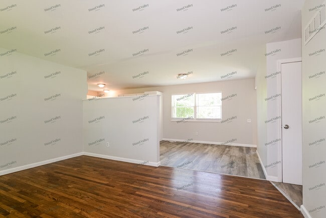 Photo - 1140 Lees Ln