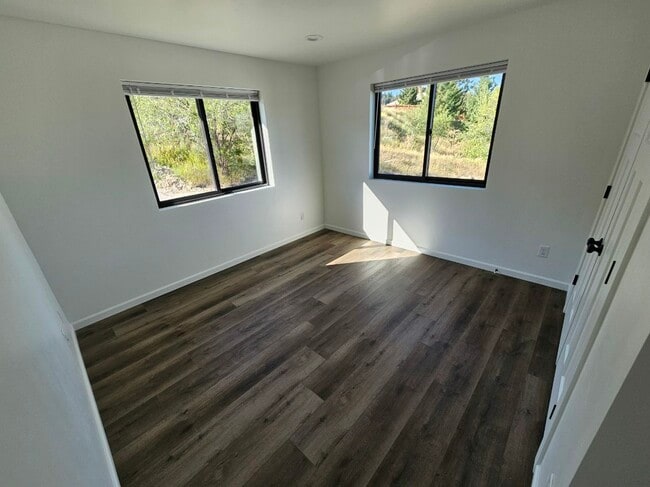 Photo - 1002 Hillside Ct
