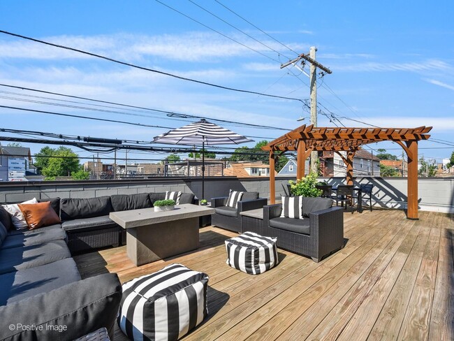 Photo - 2550 W Fullerton Ave