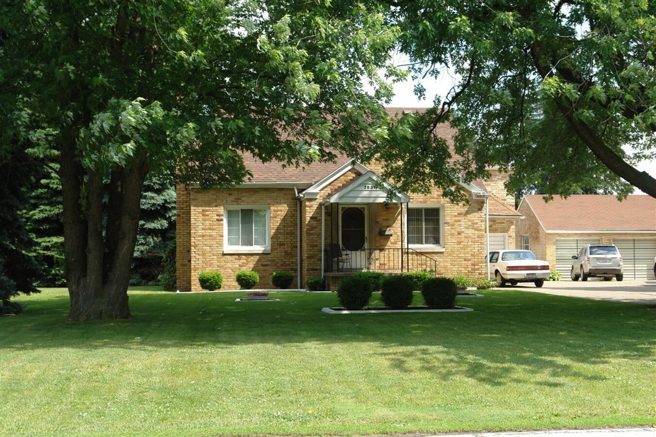 Charming 5 bedroom/2 Bathroom Home with attached grandmother suite! - Charming 5 bedroom/2 Bathroom Home with attached grandmother suite!