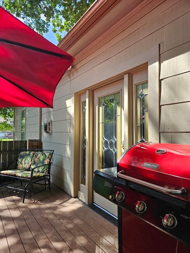 Photo - 744 N 2nd St