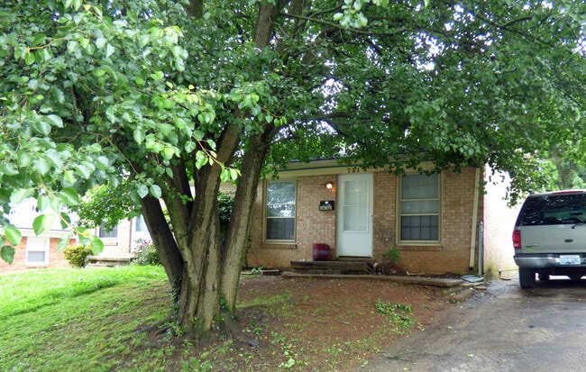 Building Photo - ORR731/733 Unit ORR731