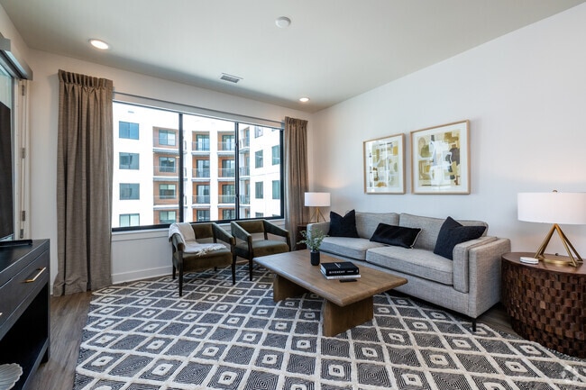 1BR, 1BA - 772SF - Living Room