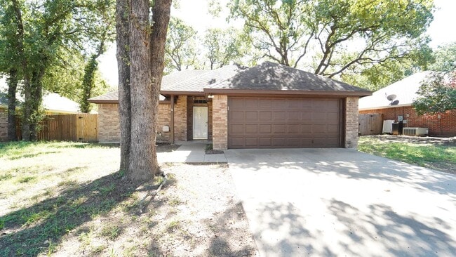 Building Photo - 3-2-2 Brick Home in Chimney Rock!