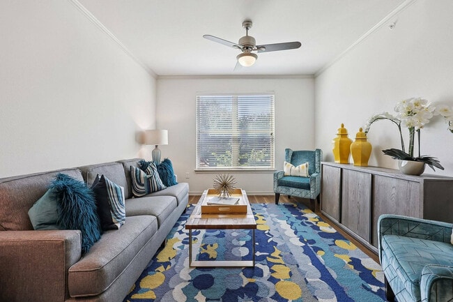 Una sala de estar luminosa y acogedora diseñada para la comodidad en McDermott 55. - McDermott 55