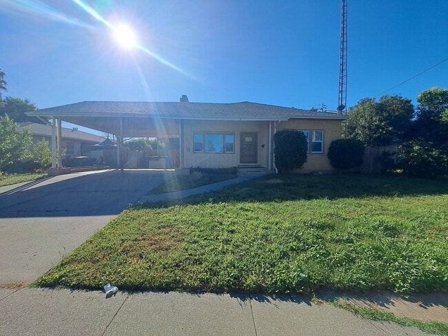 Spacious & Unique Home in Dixon - Spacious & Unique Home in Dixon