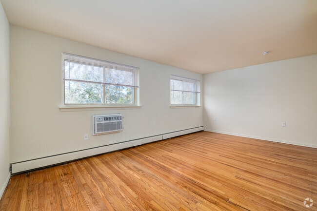 2BR, 1BA - 798SF - Living Room
