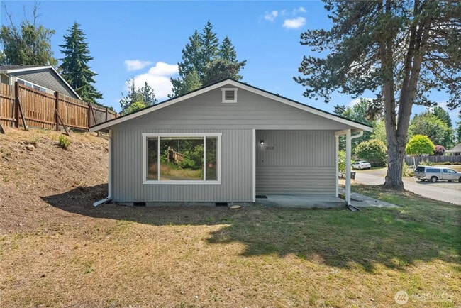 Photo - 502 Tullis St NE