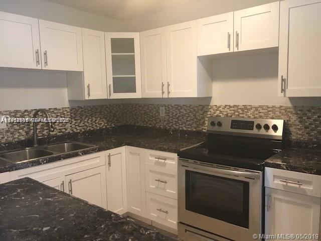 Building Photo - 9459 SW 76th St Unit R8