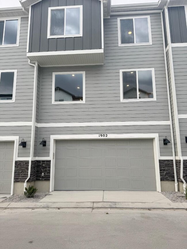 Photo - 1902 E Thunder Ln