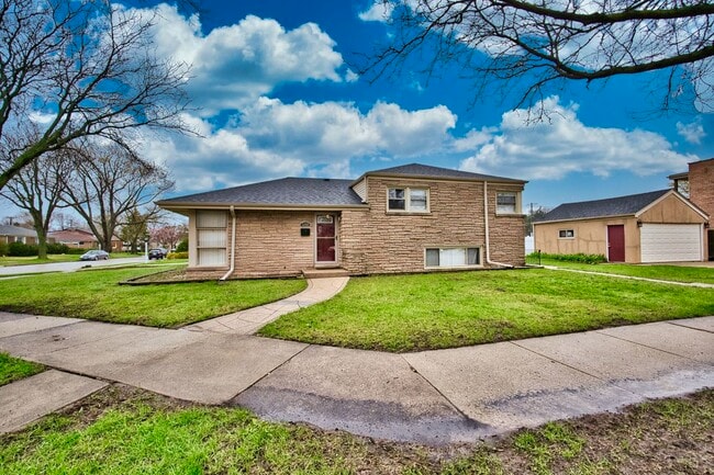 Photo - 5200 Madison St