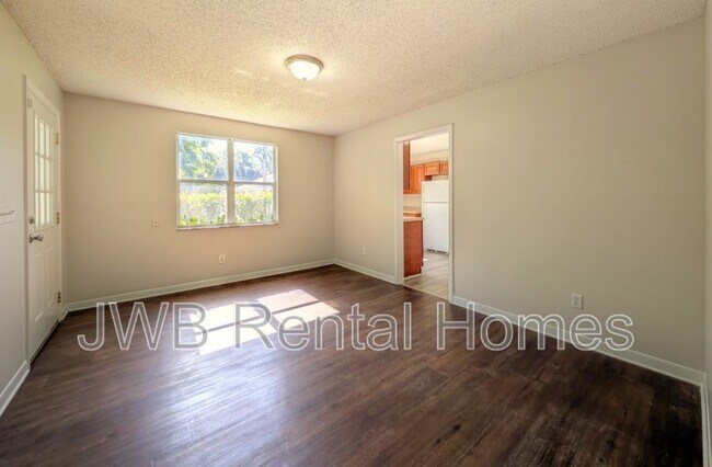 Photo - 1828 Miller St