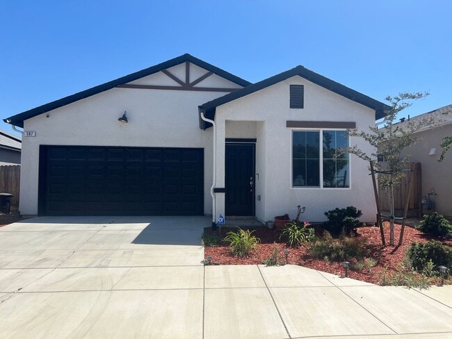 Building Photo - 3-bedroom, 2-bath home in Lemoore, CA