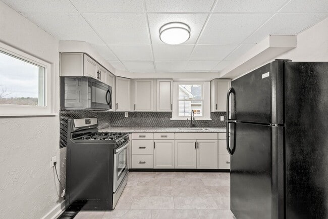 Building Photo - Stunning 3 bedroom home in South Park avai...