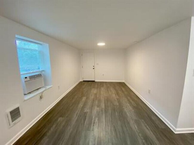 Photo - 1131 Queen St N