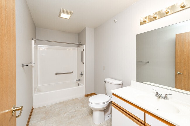 2BR, 1BA - 862SF - Bathroom