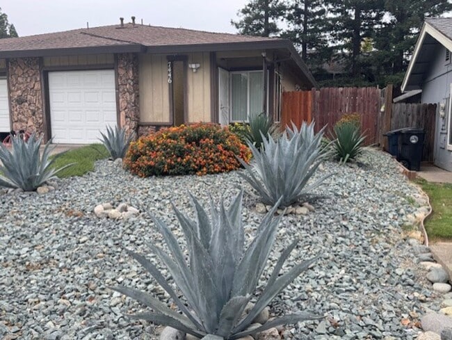 Building Photo - Beautifully updated 2-bedroom, 2-bathroom ...