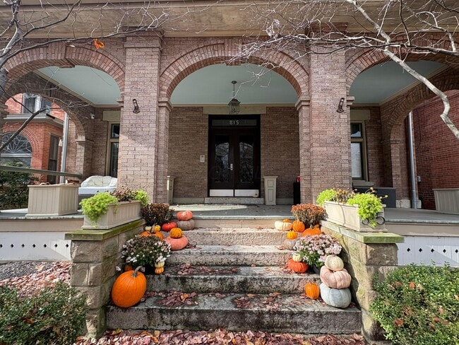 Building Photo - 815 Neil Ave Unit 101