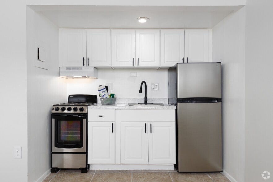 Studio, 1BA - 375SF - Kitchen