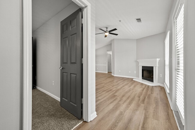 3BD, 2BA - 1467SF - Entryway