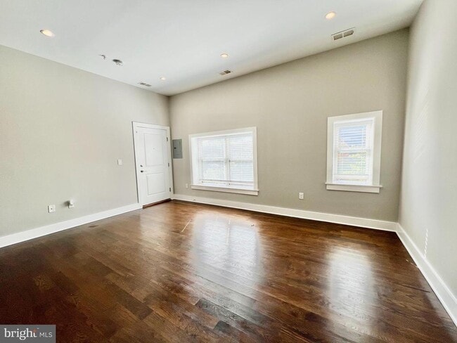 Photo - 1620 E St NE Unit 3