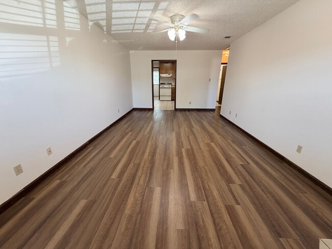 Building Photo - 2 Bedroom/1 Bath Remerton Duplex Unit B