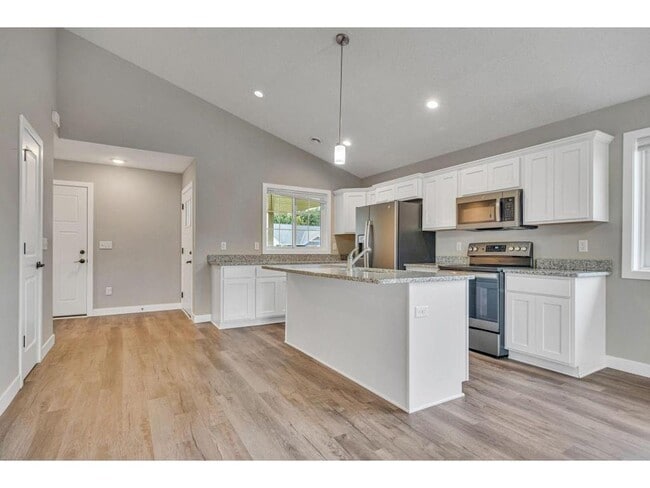 Photo - 722 Hilltop Ln