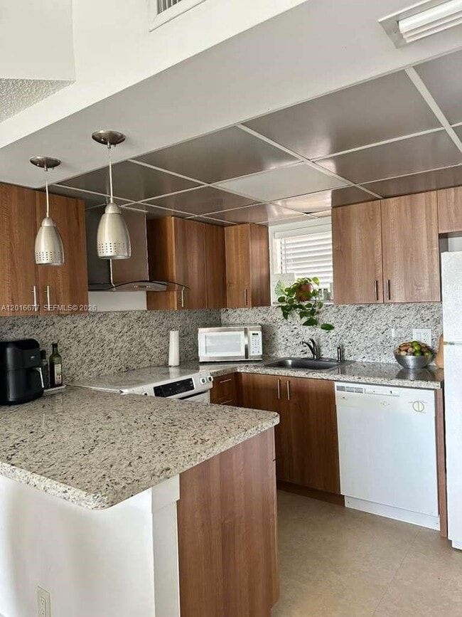 Building Photo - 8290 Lake Dr Unit 325