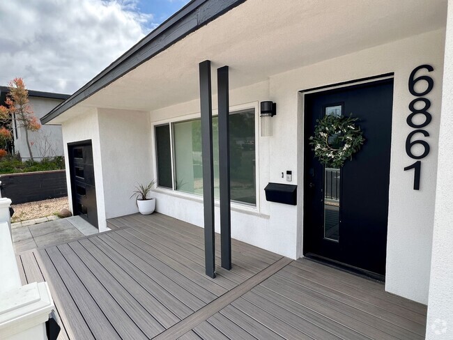 Building Photo - Beautiful, Modern, Upgraded 3 Bedroom 3 Ba... Rental