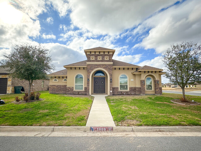 Photo - 1009 Clearview Dr House