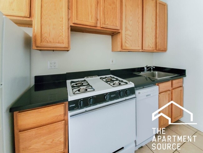 Building Photo - 3926 N Pine Grove Ave Unit 3E