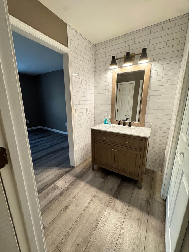 Building Photo - 601 Abingdon Way Unit Abingdon Way