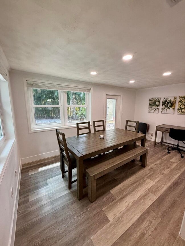Photo - 511 SW N Riverpoint Dr
