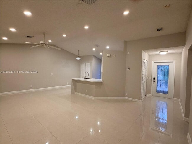 Photo - 1547 Zenith Way