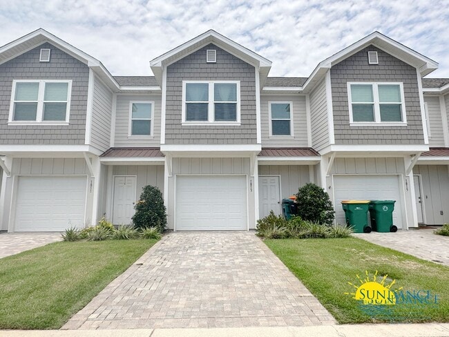 Building Photo - Custom Fort Walton Beach Townhouse in Gated Community!